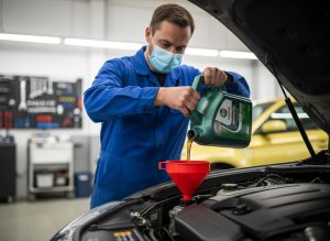 Peralatan lengkap yang dibutuhkan untuk cara mengganti oli mobil di garasi rumah