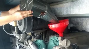 mengganti oli bus tua