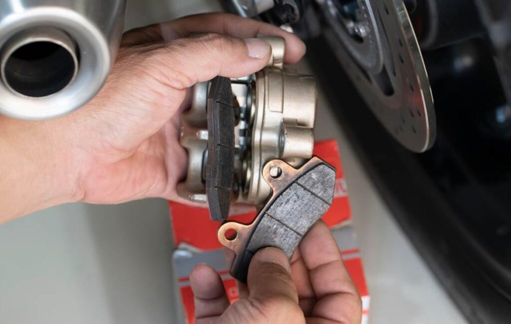 merawat kampas rem motor