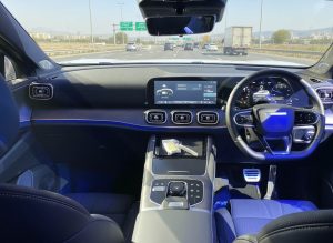 Interior JAECOO J8 SUV mewah dengan layar digital besar