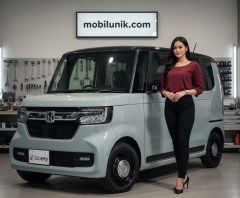 Tampilan depan Honda N-Box Joy berwarna hijau dengan lampu bulat ikonik