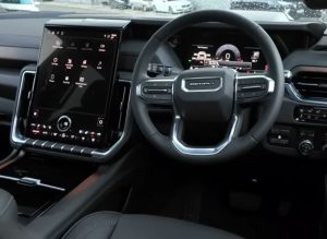 Tampilan interior GMC Yukon Denali 2025
