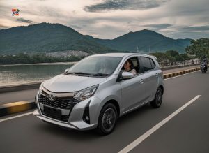 Mobil Calya melaju di jalan lingkar palopo