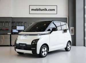 mobil listrik bekas Wuling Air ev di sebuah showroom di Jakarta